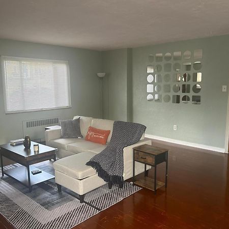 Beautifully Furnished Two-Bedroom Unit, Loaded With Appliances And Ample Parking Pittsburgh Exterior photo