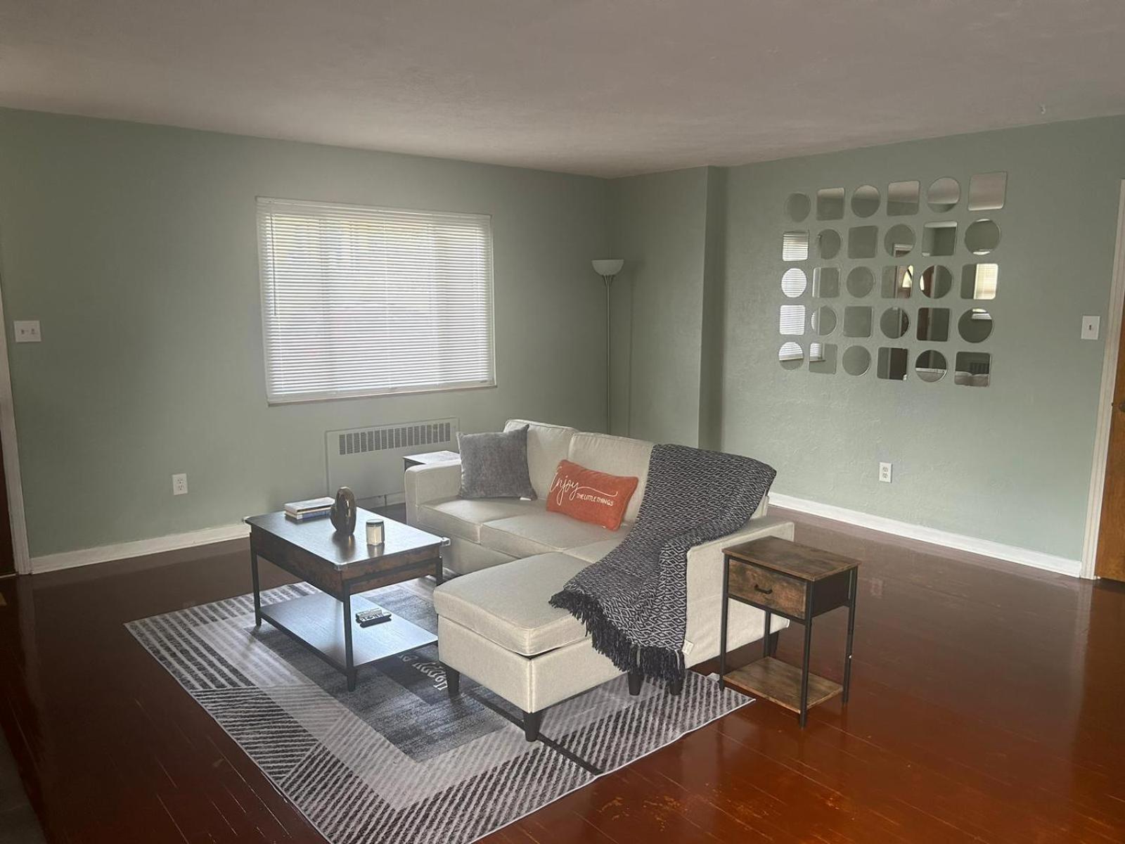 Beautifully Furnished Two-Bedroom Unit, Loaded With Appliances And Ample Parking Pittsburgh Exterior photo