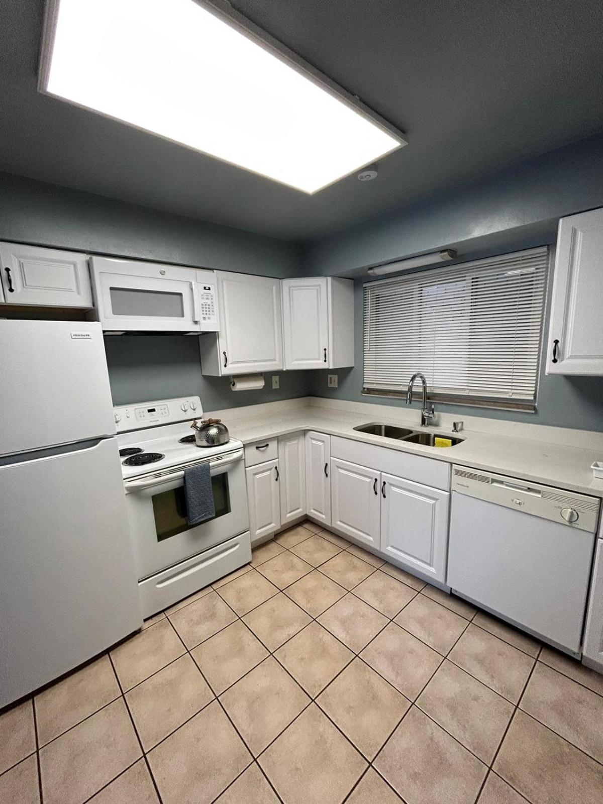 Beautifully Furnished Two-Bedroom Unit, Loaded With Appliances And Ample Parking Pittsburgh Exterior photo