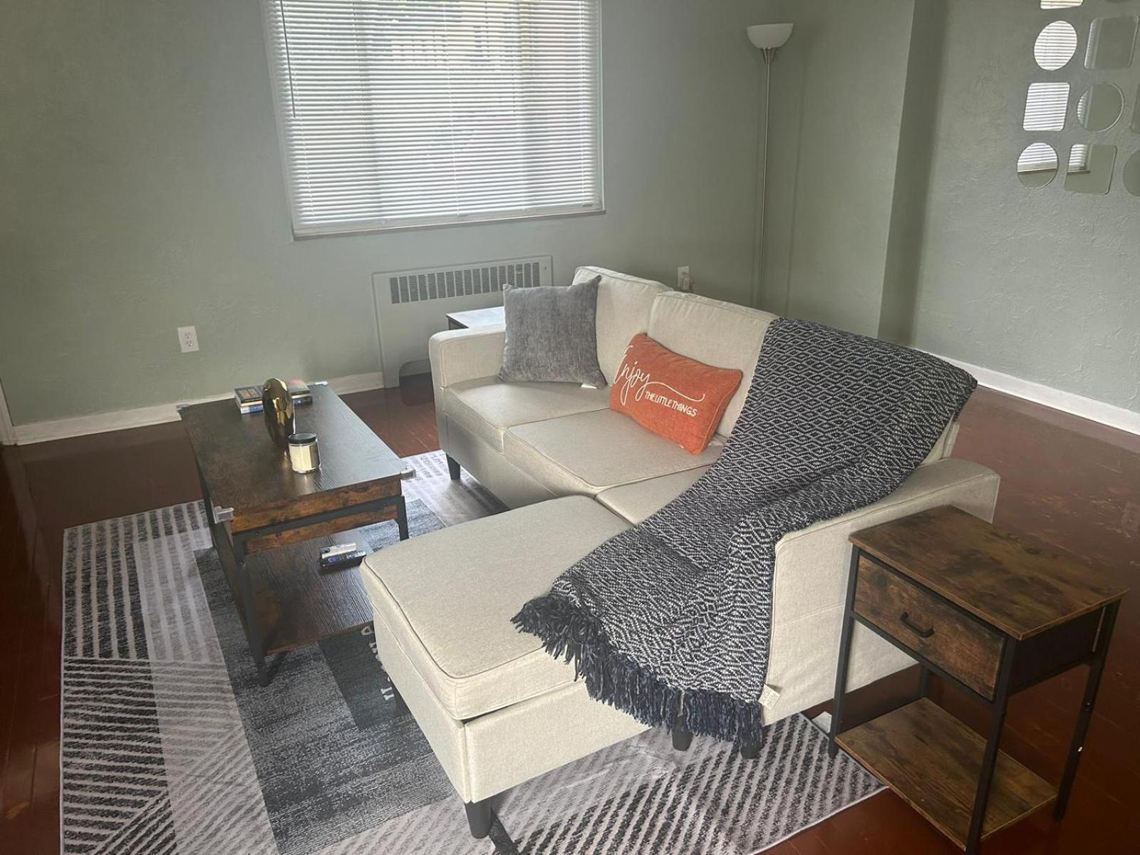 Beautifully Furnished Two-Bedroom Unit, Loaded With Appliances And Ample Parking Pittsburgh Exterior photo