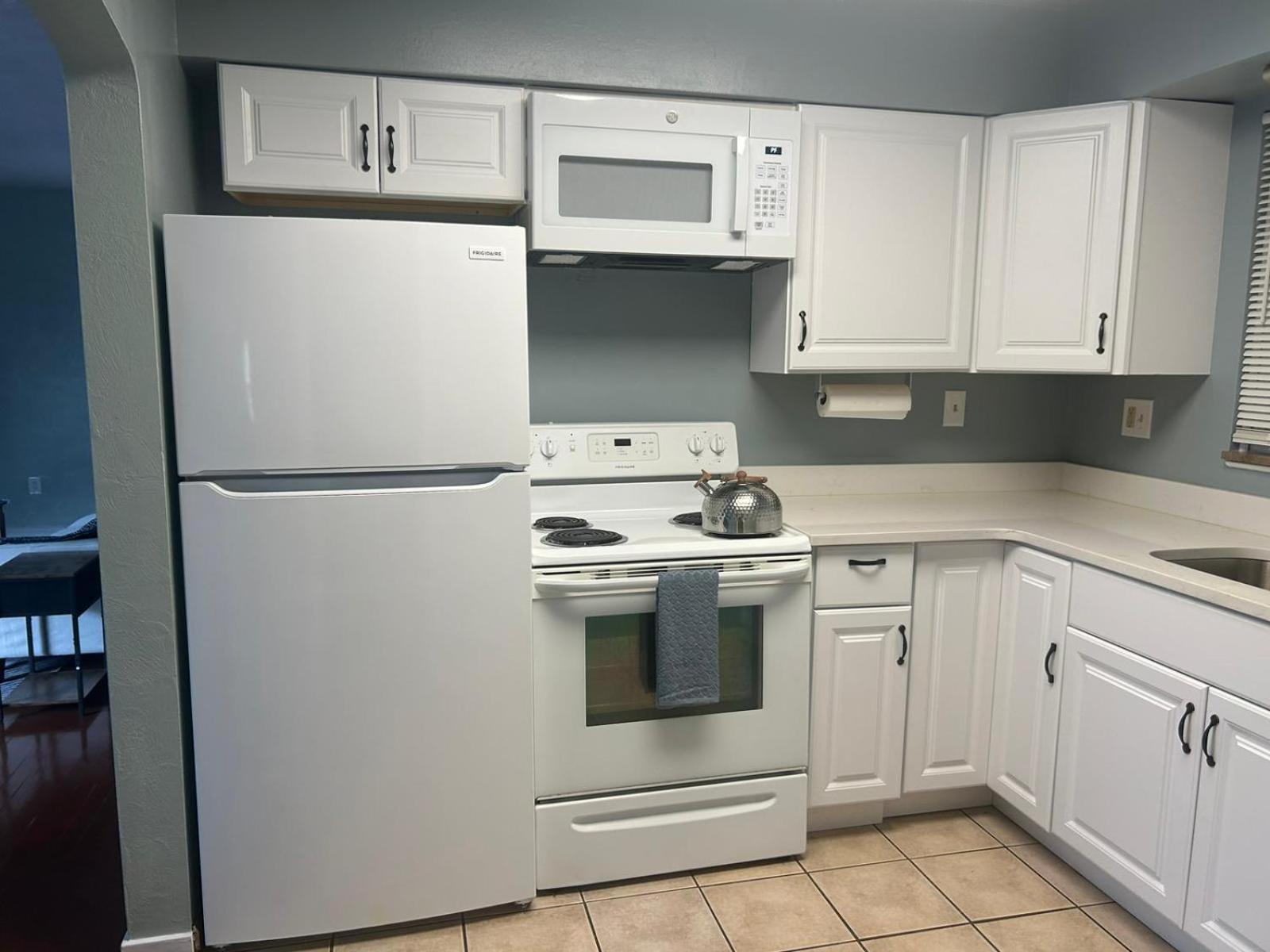 Beautifully Furnished Two-Bedroom Unit, Loaded With Appliances And Ample Parking Pittsburgh Exterior photo